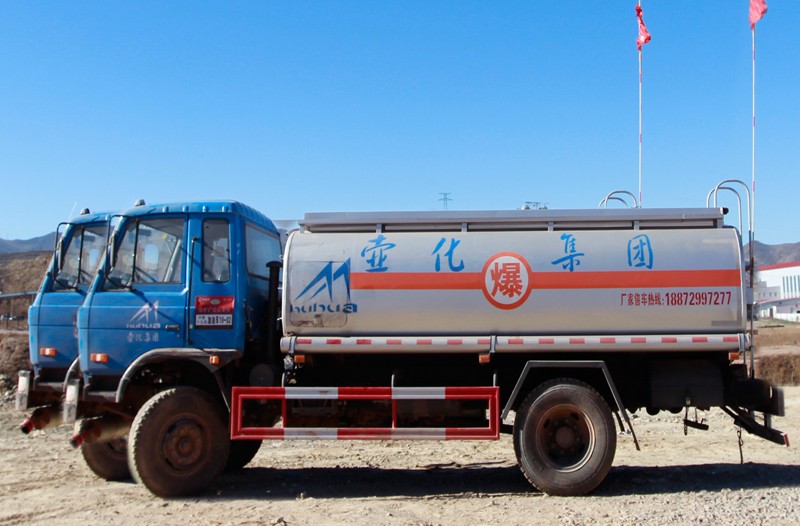10现场加油车.jpg